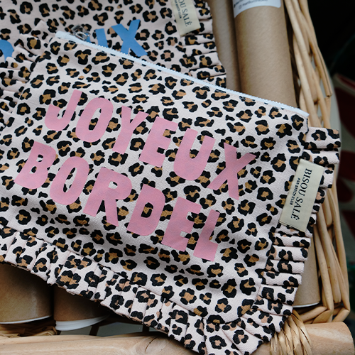 Visuel-Accessoires-pochette-joyeux-bordel-Marque-Bisou-sale-Le-Carrousel-de-Vern