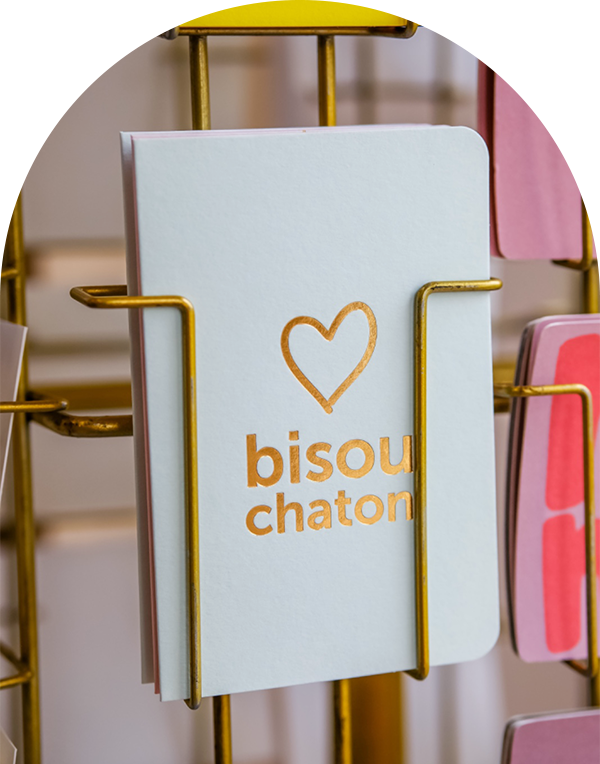 Visuel-Arts-de-vivre-papeterie-carte-bisou-chaton-Marque-Les-editions-du-Paon-Le-Carrousel-de-Vern