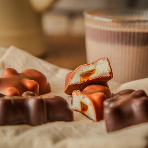 Visuel-delices-decoupe-oursons-guimauve-chocolat-lait-noir-Marque-LB-Chocolatier-Le-Carrousel-de-Vern